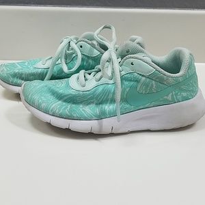 Kids Nike tennis shoes size 2Y mint green